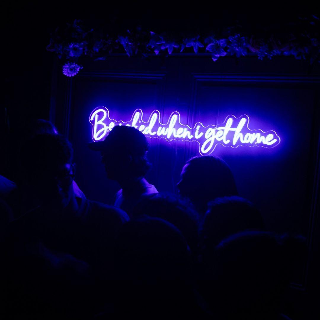 Néon LED bleu avec un texte personnalisé lors d'une soirée