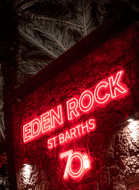 Néon LED rouge Eden Rock St Barths sur une façade en pierre