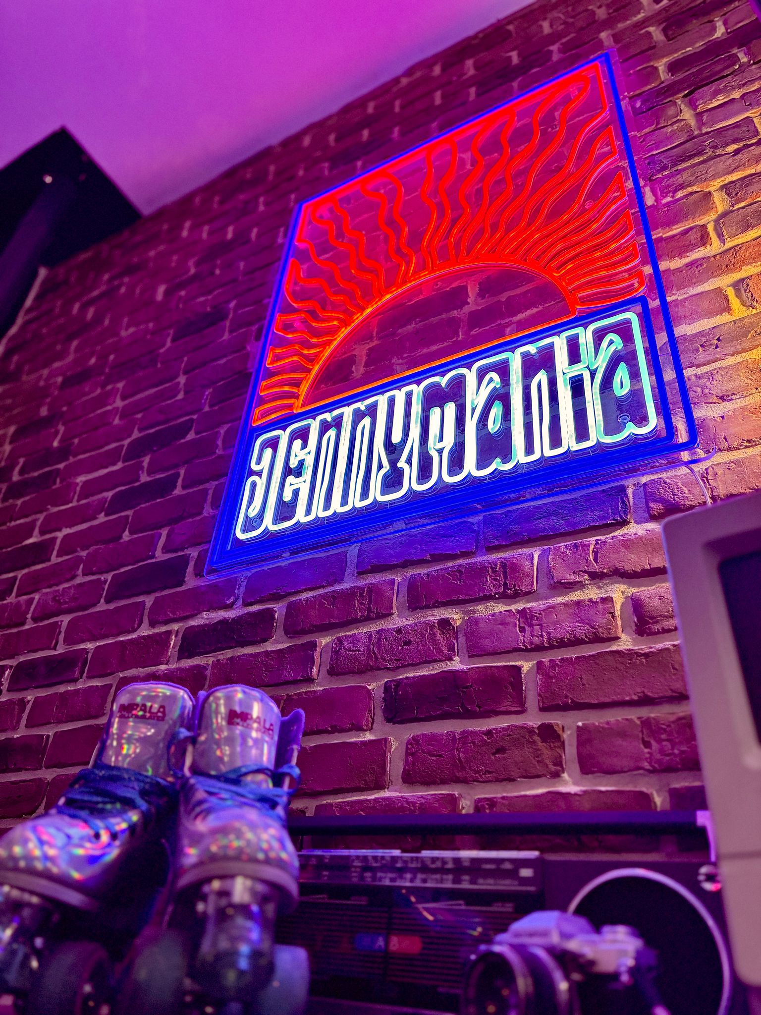 Néon LED Jenymania sur un mur de briques
