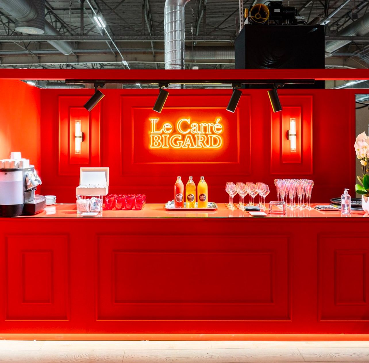Néon LED Le Carré Bigard au-dessus d'un bar d'événement d'entreprise