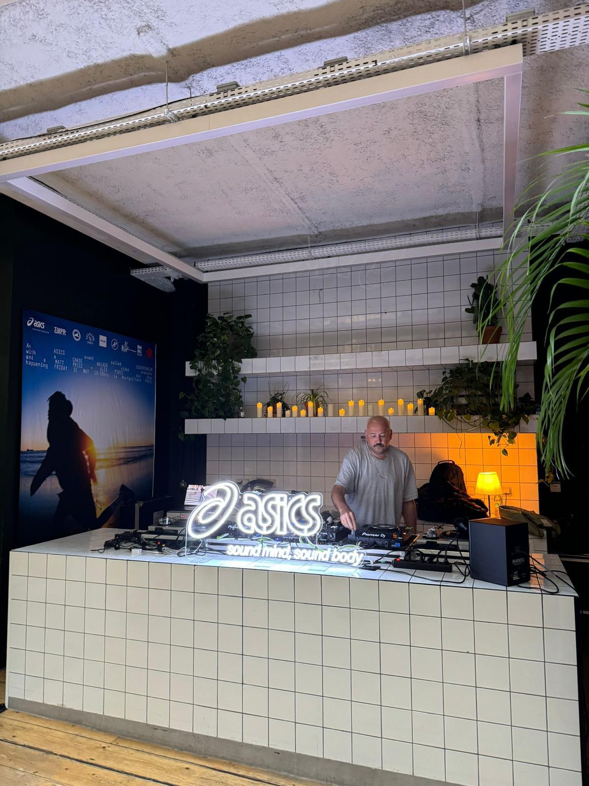 DJ set sous néon LED lors d'une soirée de marque
