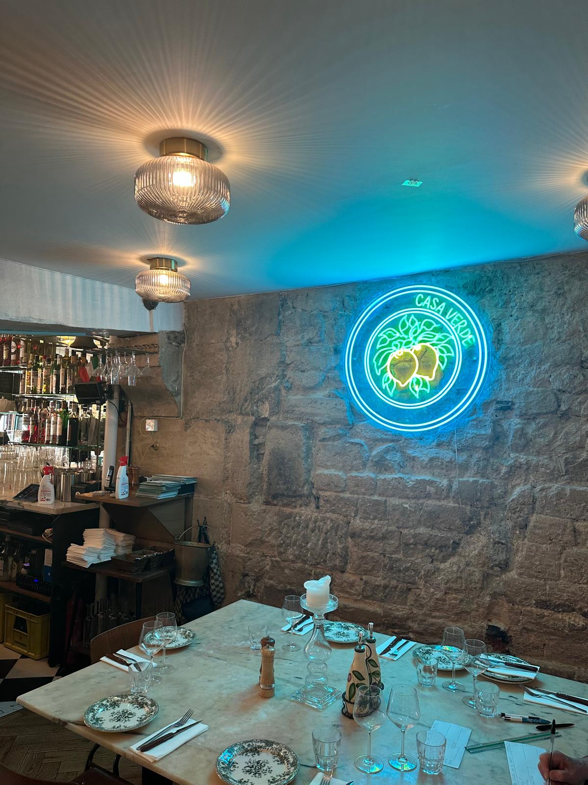 Néon LED bleu et jaune Casa Verde dans un restaurant en pierre
